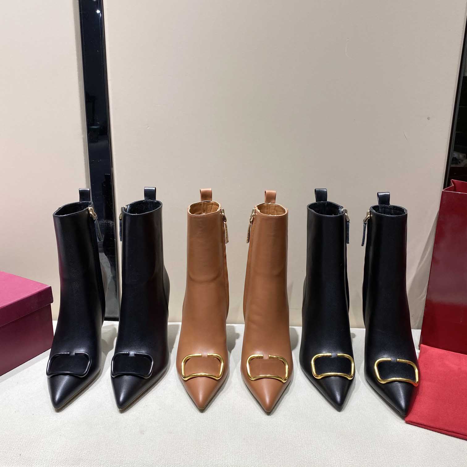 2021 Top Designer Ladies Winter Fashion Boot shoes Womens Metal Buckle Ankle Boots Luxury Brand Leather Pointed Rivet Booties shoe size 35-41
2021 Top Designer Ladies Winter Fashion Boot shoes Womens Metal Buckle Ankle Boots Luxury Brand Leather Pointed Rivet Booties shoe size 35-41