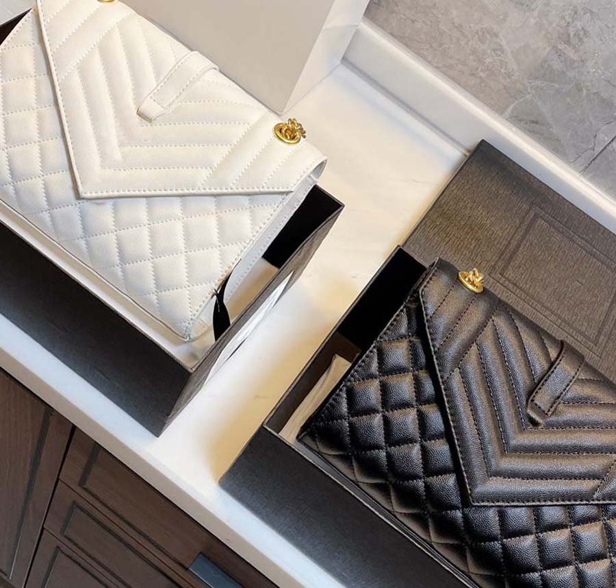 Ladies black calfskin caviar classic Diamond quilted bag chains double flap medium Genuine Leather crossbody shoulder bags 02, Dust bag
Ladies black calfskin caviar classic Diamond quilted bag chains double flap medium Genuine Leather crossbody shoulder bags 02, Dust bag