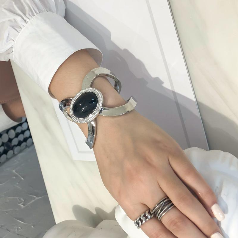 Bangle Exaggerated Gold Plated Bangles & Bracelets Baroque Black Stone Hollow Women Party Wedding Gift Dress Accessories
Bangle Exaggerated Gold Plated Bangles & Bracelets Baroque Black Stone Hollow Women Party Wedding Gift Dress Accessories