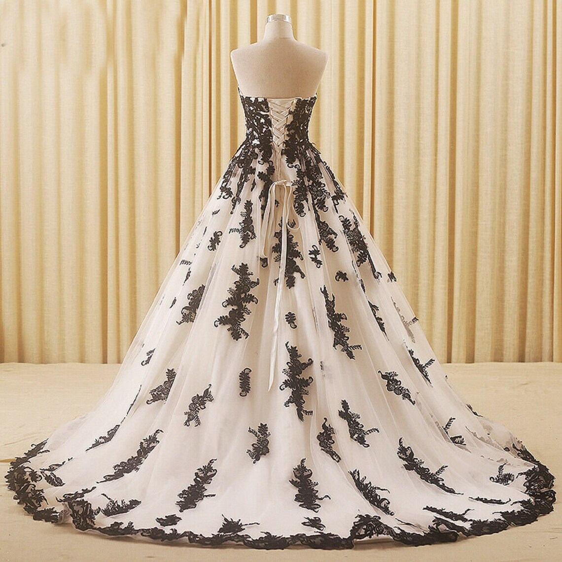 Gorgeous Black And White A-Line Wedding Dresses Plus Size Gothic Bridal Gowns Sweetheart Srapless Appliques Lace Custom Made Vintage Vestidos De Novia