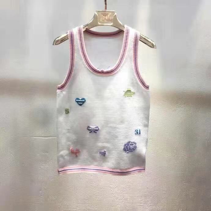 2021 Women' Knits spring and summer French slim fashion temperament joker love digital knitted vest top women
2021 Women' Knits spring and summer French slim fashion temperament joker love digital knitted vest top women