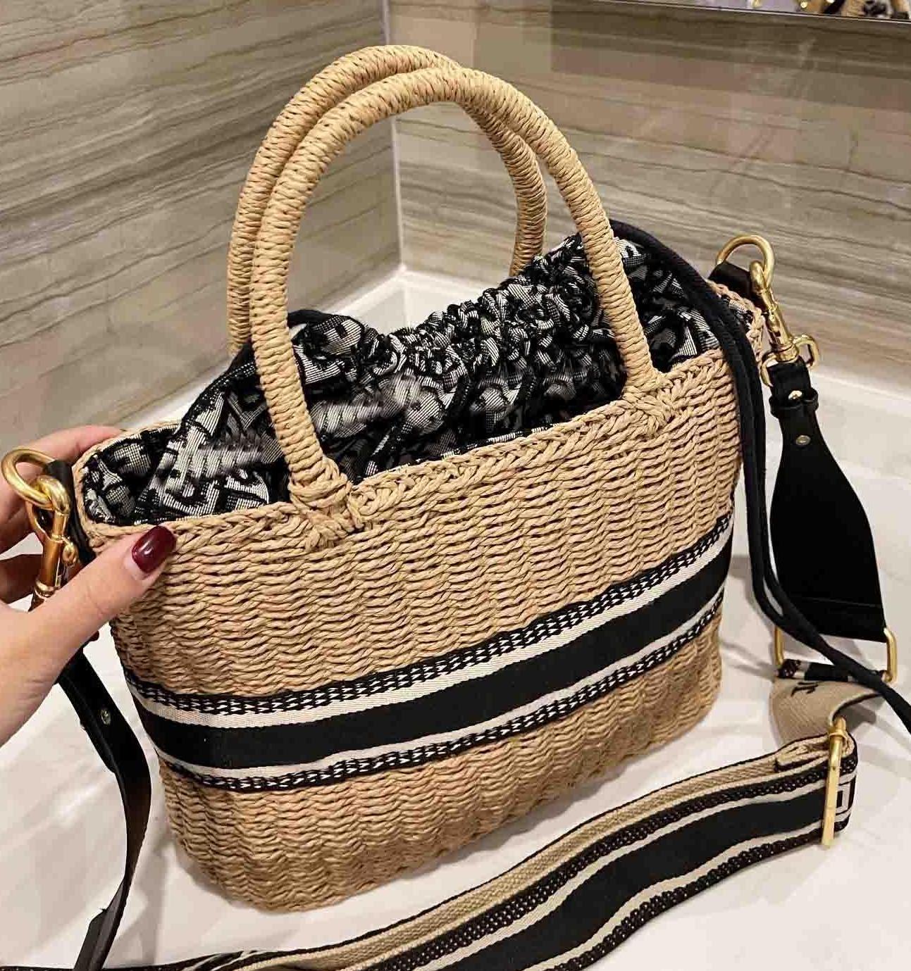 2021 high-end luxury brand bucket, cabbage basket, shopping bags lady rattan wicker woven one-shoulder large-capacity tote bag
2021 high-end luxury brand bucket, cabbage basket, shopping bags lady rattan wicker woven one-shoulder large-capacity tote bag