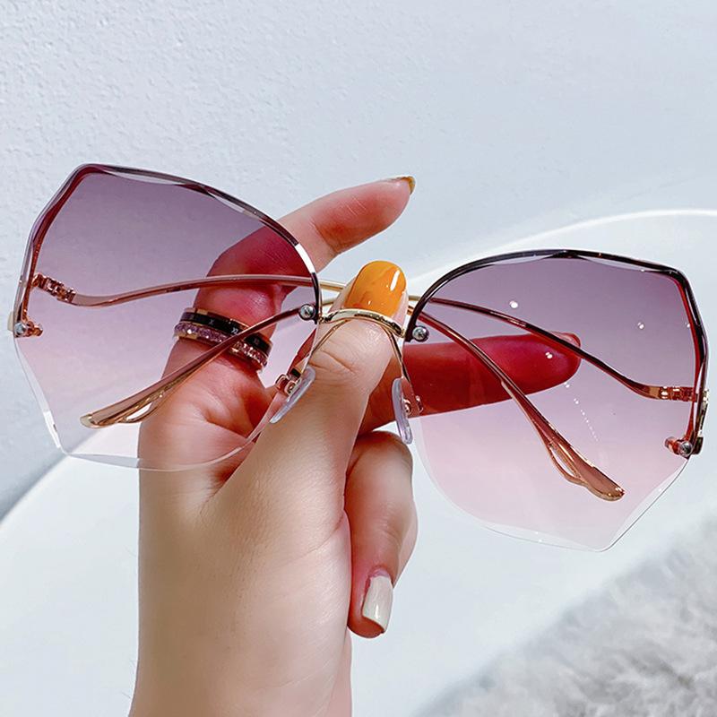 Outdoor Eyewear Ladies Sunglasses Gradient Color Lenses Trimming Metal Rimless Irregular Glasses Retro Trend Wearing Riding Driving
Outdoor Eyewear Ladies Sunglasses Gradient Color Lenses Trimming Metal Rimless Irregular Glasses Retro Trend Wearing Riding Driving