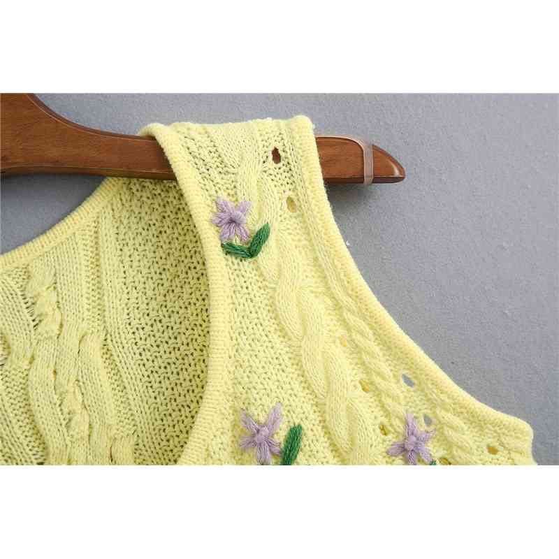 Vintage autumn woman slim mini embroidery floral sleeveless knitted sweaters vest cropped tops jumper 210514