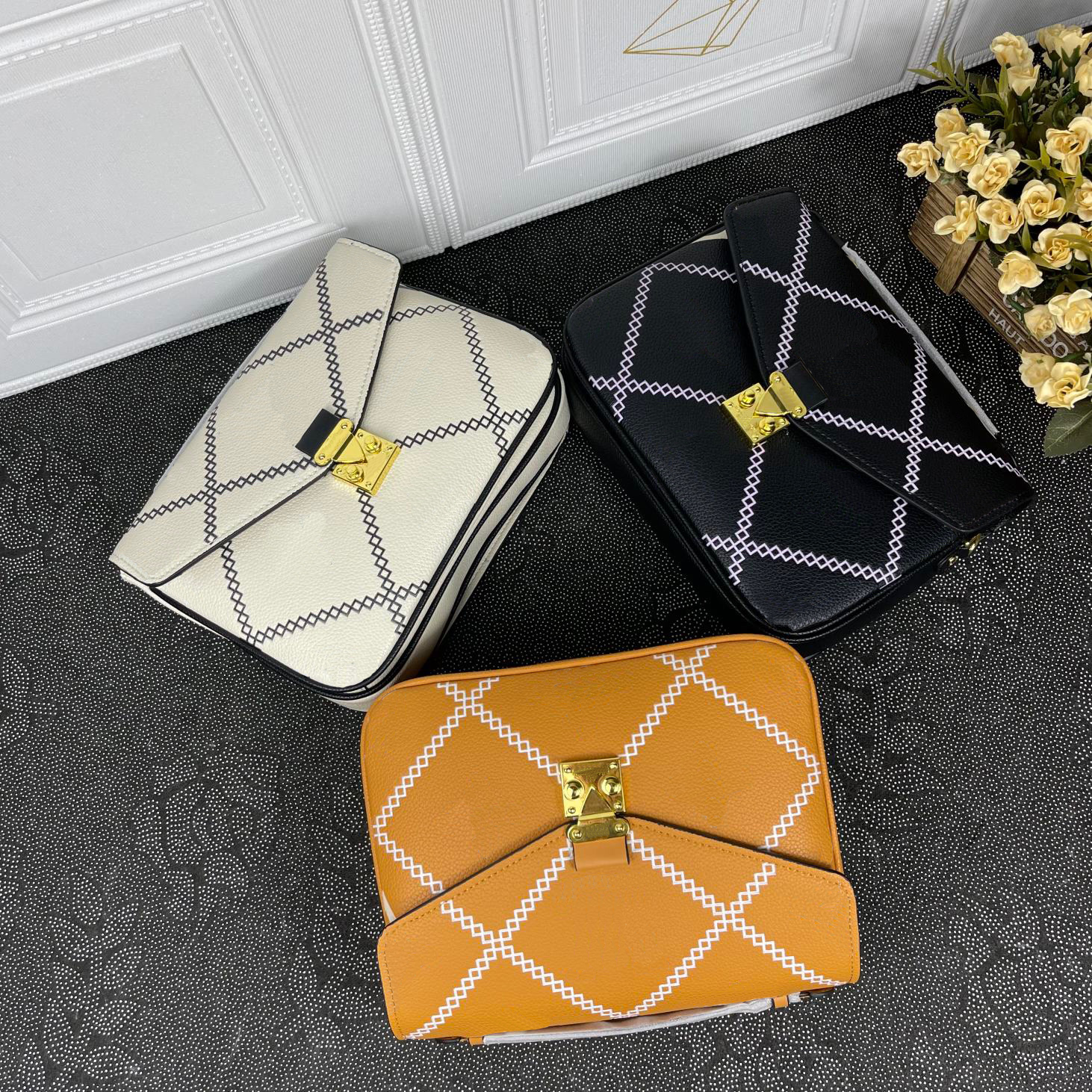 New 2022 fashion handbags Luxury Designer bags High quality granulated leather S-lock shoulder bag Women's cross body bag
New 2022 fashion handbags Luxury Designer bags High quality granulated leather S-lock shoulder bag Women's cross body bag