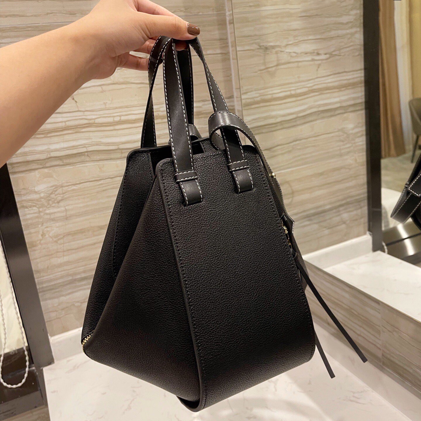Advanced Design Classic Embossed Logo Cowhide Hammock Bag Simple Luxury Elegant Lady Bags Thread Artwork Contrast Color Handbag Shoulder Pac, 11111
Advanced Design Classic Embossed Logo Cowhide Hammock Bag Simple Luxury Elegant Lady Bags Thread Artwork Contrast Color Handbag Shoulder Pac, 11111