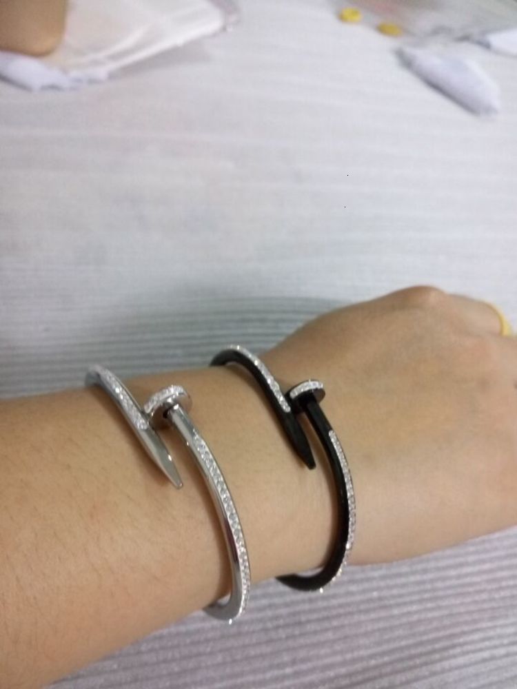 21ss High quality bracelet and American stick 120 diamond single nail square head, Golden;silver
21ss High quality bracelet and American stick 120 diamond single nail square head, Golden;silver