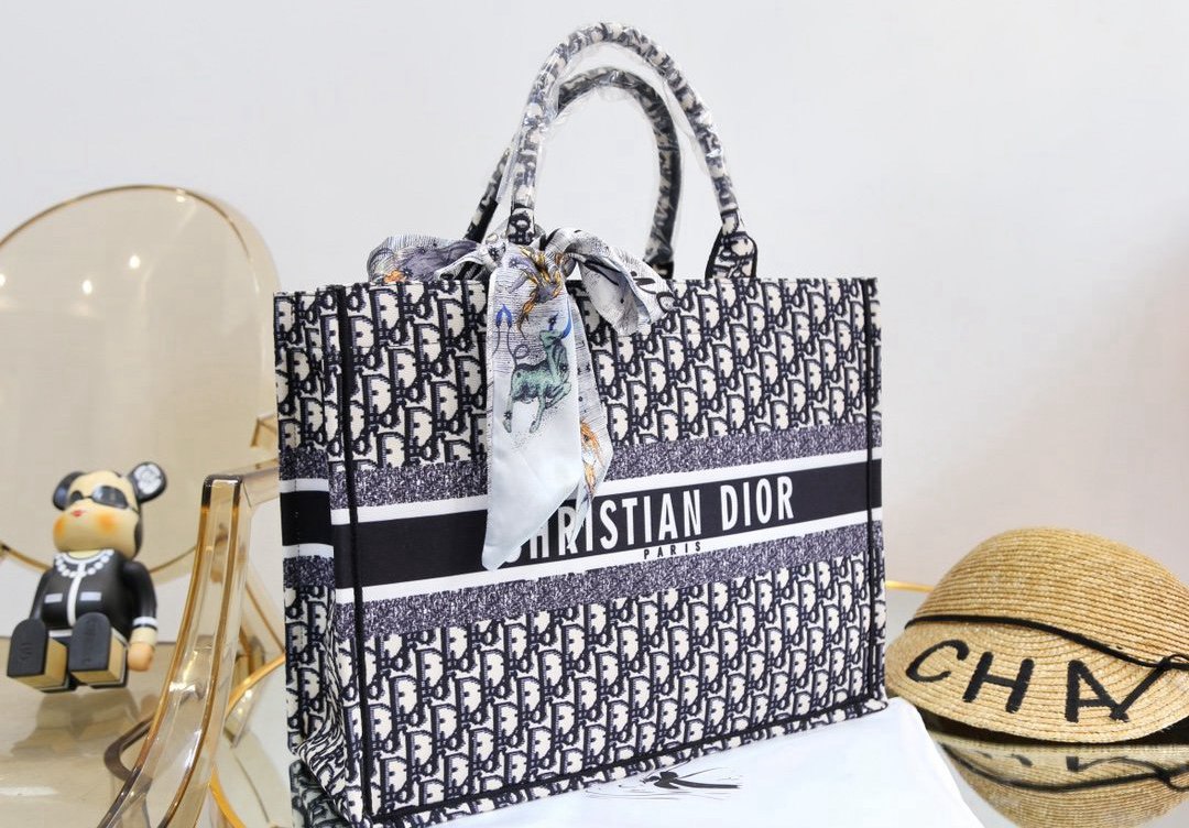 2021 High Quality Super Star Style purse Bag pocket Purses Fashion Tote Women's crossbody Shoulder Backpack Women handbag -L2389, Red;black
2021 High Quality Super Star Style purse Bag pocket Purses Fashion Tote Women's crossbody Shoulder Backpack Women handbag -L2389, Red;black