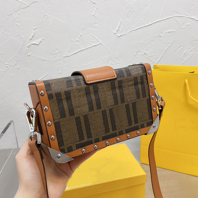 Women Crossbody Bags Founder Box Flap Bag With F Letter Purse Silver Logo Removable Strap Rivet lady wallets
Women Crossbody Bags Founder Box Flap Bag With F Letter Purse Silver Logo Removable Strap Rivet lady wallets
