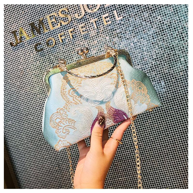 Duffel Bags Bag With Chinese Style Embroidery And Cheongsam, Elegant Retro Handbag, Antique Hand Carried
Duffel Bags Bag With Chinese Style Embroidery And Cheongsam, Elegant Retro Handbag, Antique Hand Carried