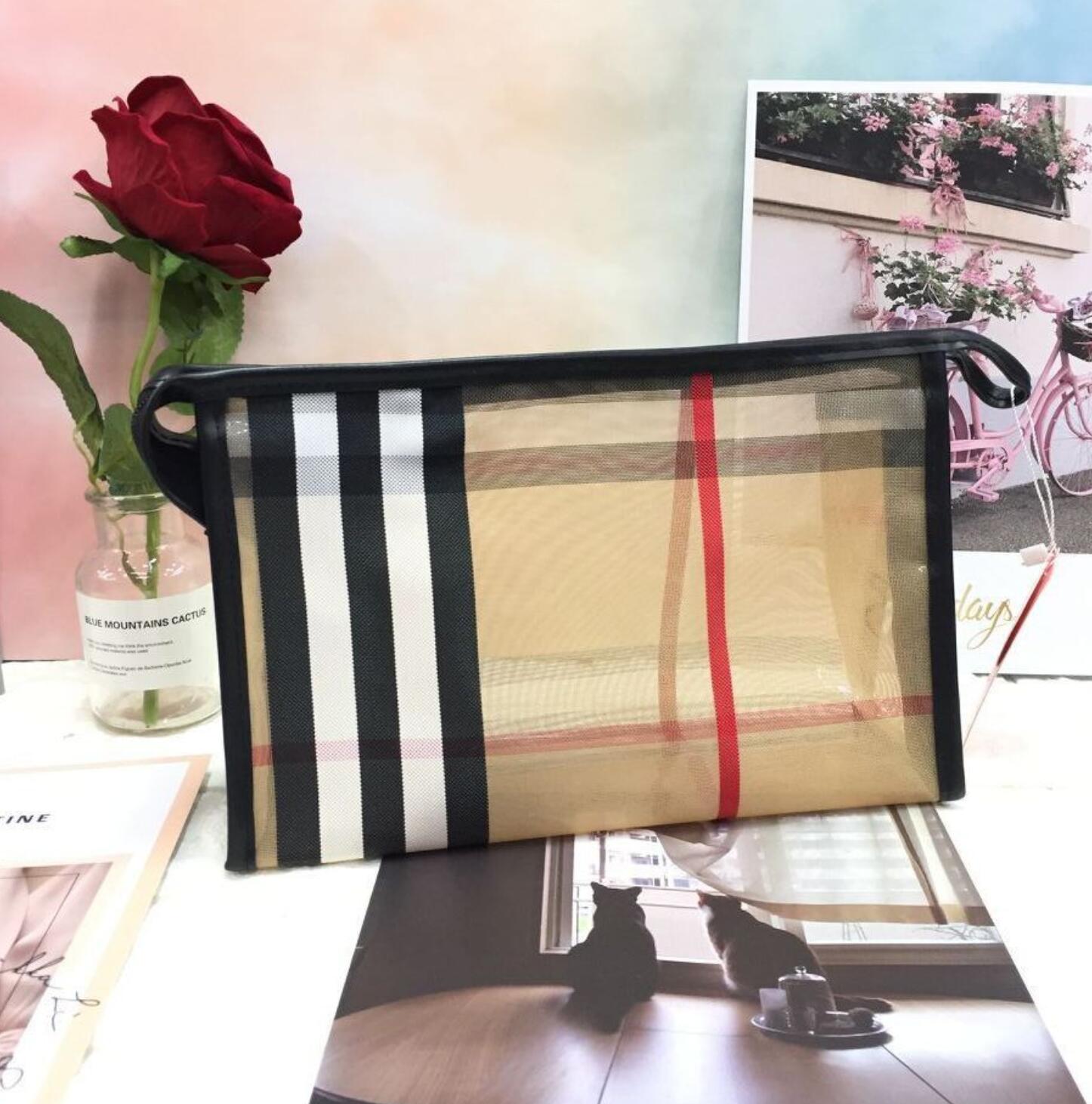 Lattice cosmetic bag mesh bath bag double layer portable large capacity storage bag 
Lattice cosmetic bag mesh bath bag double layer portable large capacity storage bag