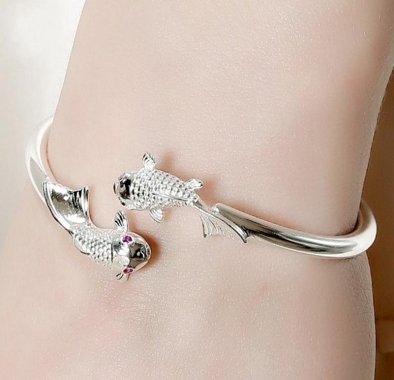 Bangle Fashion Ladies Aesthetic Beautifully Carved Red Eye Pisces Open Gift Casual Bracelet, Black
Bangle Fashion Ladies Aesthetic Beautifully Carved Red Eye Pisces Open Gift Casual Bracelet, Black