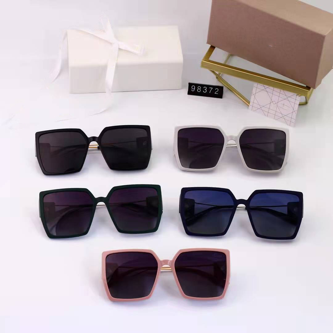 Luxury Designer Sunglasses Women's Sunglasses men's Sunglassess classic style suitable for driving Beach Party fashion new 4 color, White;black
Luxury Designer Sunglasses Women's Sunglasses men's Sunglassess classic style suitable for driving Beach Party fashion new 4 color, White;black