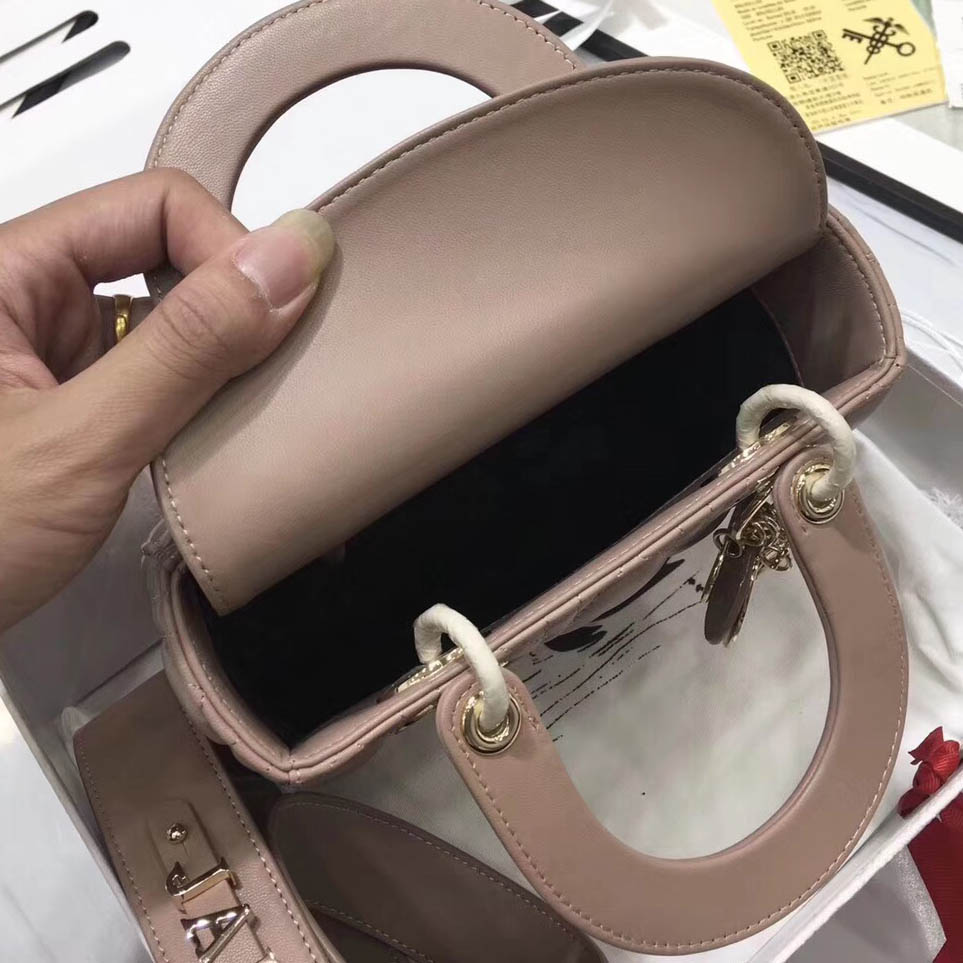 Classic Ladies Handbag High Quality Designer Diana Bag High-end Brand Luxury Shoulder Bags Messenger 20cm, This option is only used to supplement s
Classic Ladies Handbag High Quality Designer Diana Bag High-end Brand Luxury Shoulder Bags Messenger 20cm, This option is only used to supplement s