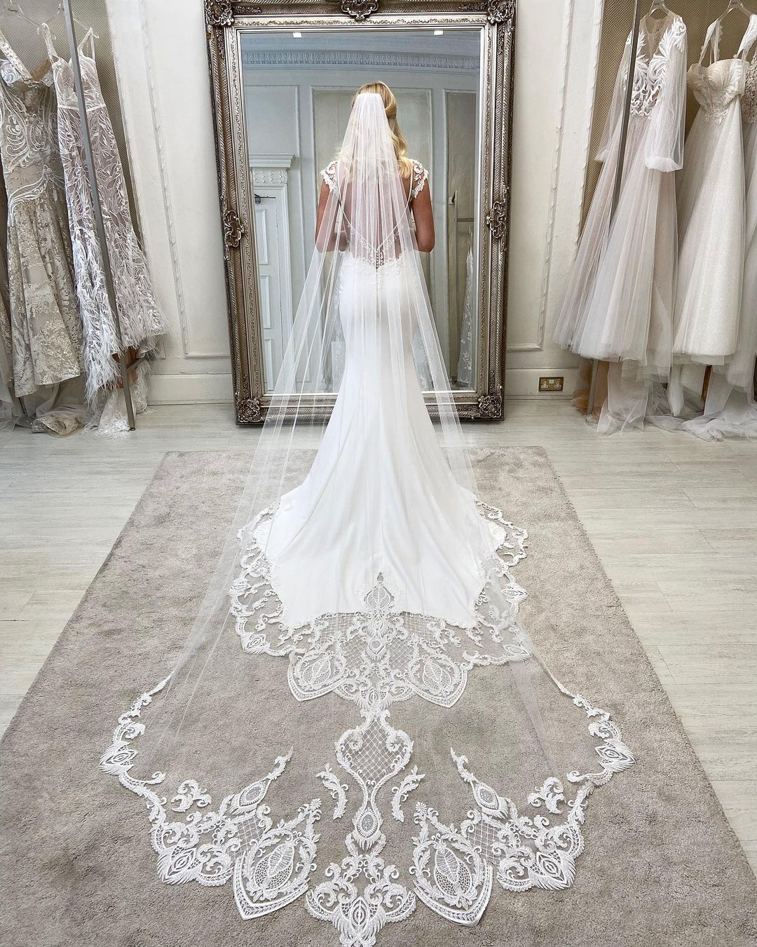 Beautiful Wedding Veils Appliques Lace 1 Tier with comb for Girls Cathedral Luxury Long Chapel Length