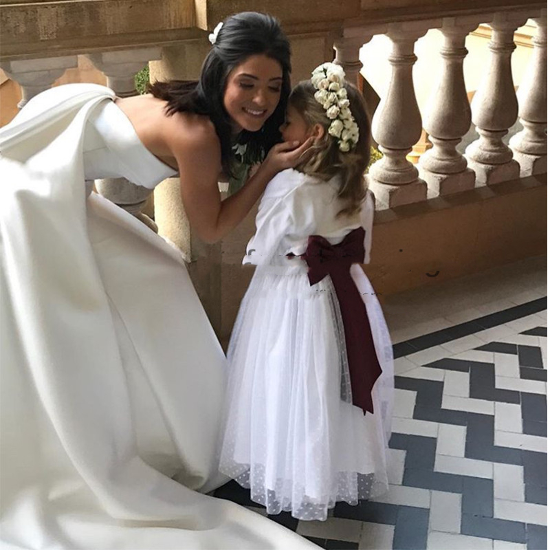 Simple A-line Wedding Dress Strapless Chapel Train Ivory Satin Bridal Gowns Backless Vestido De Noiva Charming Bride Dresses Robe De Mariee 2022