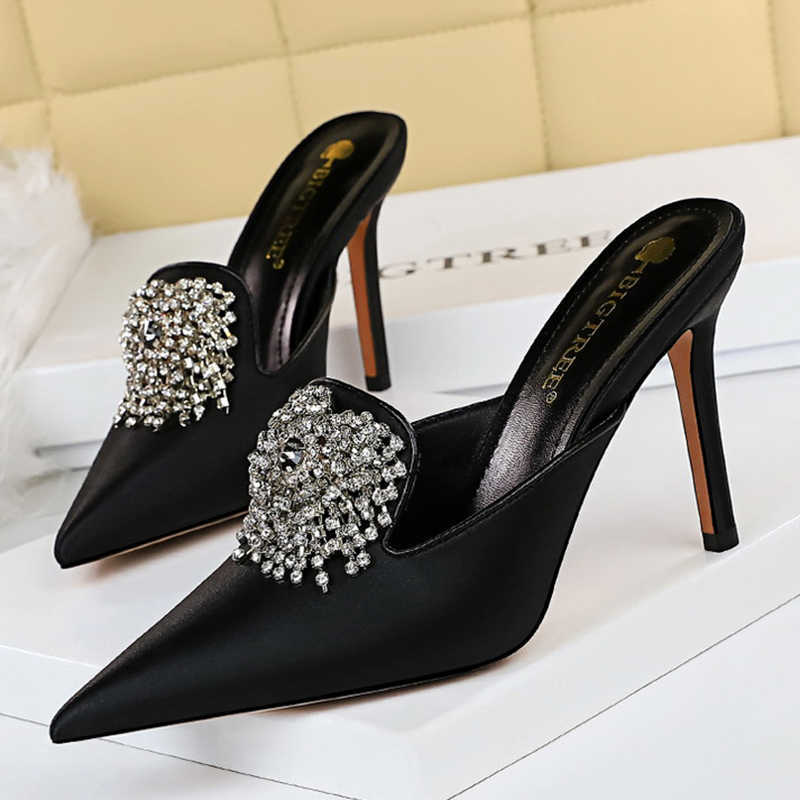 Luxury Women 10.5cm High Heels Slides Mules Designer Lady Gold Silver Heels Closed Toe Crystal Slippers Outsides Prom Rb137 Y0906
Luxury Women 10.5cm High Heels Slides Mules Designer Lady Gold Silver Heels Closed Toe Crystal Slippers Outsides Prom Rb137 Y0906