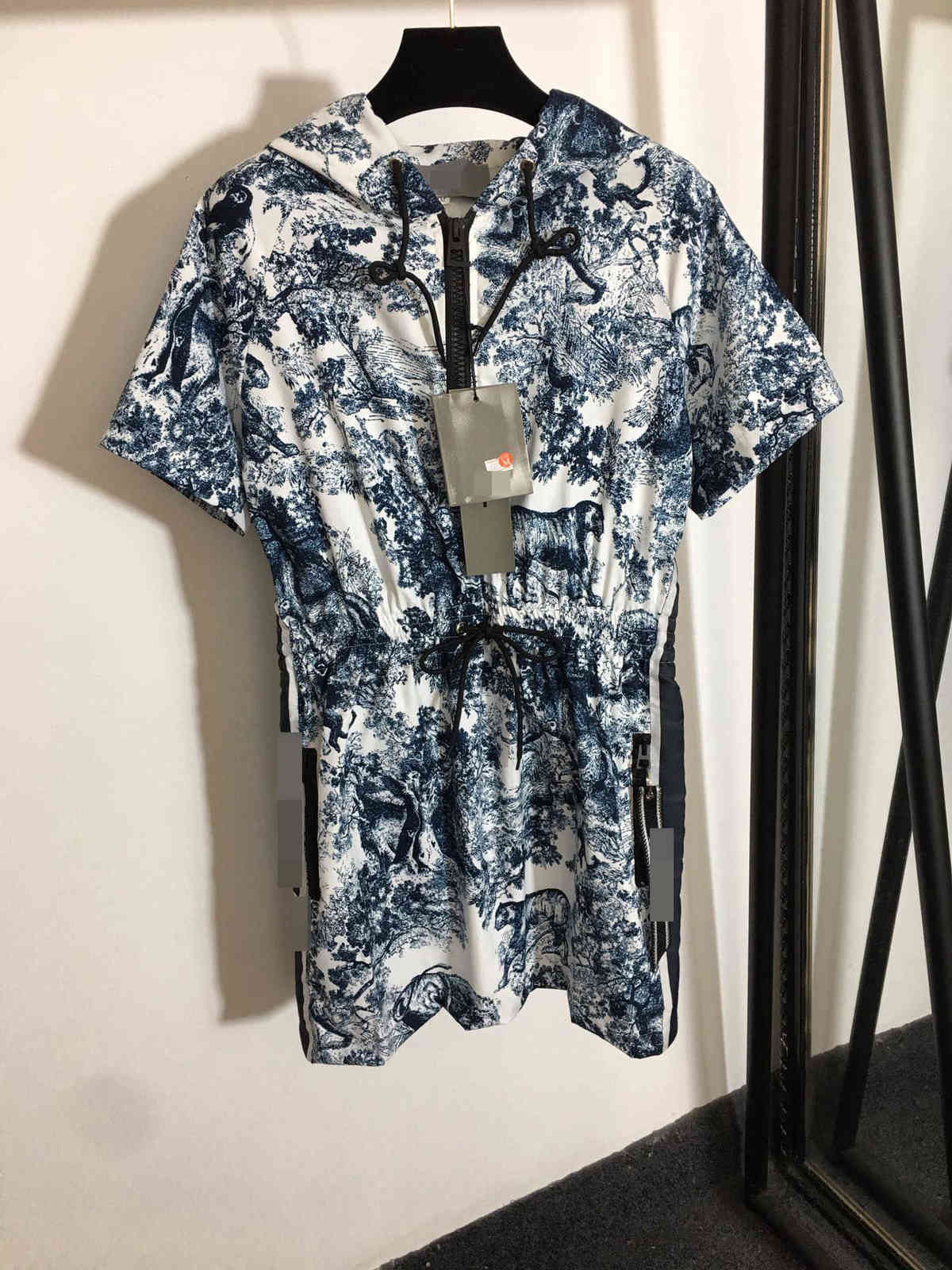 602 2021 Milan Style Runway Dress Summer Dress Hooded Short Sleeve Brand Same Style Empire Womens Dress Fashion High Quality weinishi, Customize
602 2021 Milan Style Runway Dress Summer Dress Hooded Short Sleeve Brand Same Style Empire Womens Dress Fashion High Quality weinishi, Customize