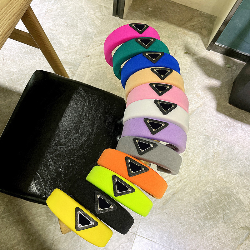 20color Korean Designer Triangle Letters Print Sponge Headband Temperament Women Candy Color Wide Edge Pure Color Hair Hoop Headwrap Fashion Accessories
20color Korean Designer Triangle Letters Print Sponge Headband Temperament Women Candy Color Wide Edge Pure Color Hair Hoop Headwrap Fashion Accessories