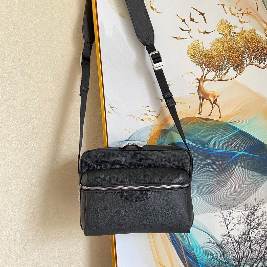 outdoor messenger Bag cross body Classic Luxury Matching Leather Men's Shoulder Bags Handbag black flower designer fashion school bag with dustbag giftbag receipt, Desiccant
outdoor messenger Bag cross body Classic Luxury Matching Leather Men's Shoulder Bags Handbag black flower designer fashion school bag with dustbag giftbag receipt, Desiccant