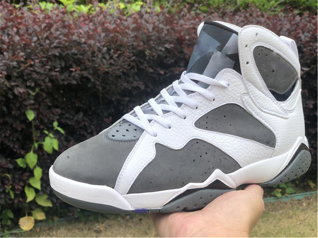 2021 Authentic 7 Flint Jumpman 7s Man Outdoor Shoes CU9307-100 Retro White Grey Black Varsity Purple Suede Sports Sneakers Mens Sport
2021 Authentic 7 Flint Jumpman 7s Man Outdoor Shoes CU9307-100 Retro White Grey Black Varsity Purple Suede Sports Sneakers Mens Sport