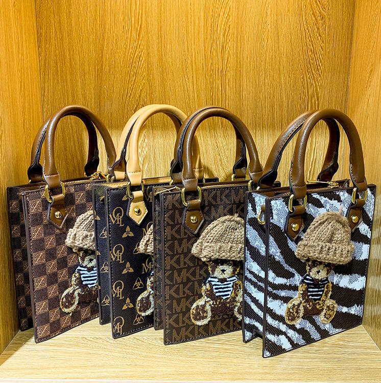 Wholesale ladies shoulder bag retro printed leather handbag street trend cartoon decoration Women handbags personality vertical fashion snakeskin backpack, Yh606b
Wholesale ladies shoulder bag retro printed leather handbag street trend cartoon decoration Women handbags personality vertical fashion snakeskin backpack, Yh606b