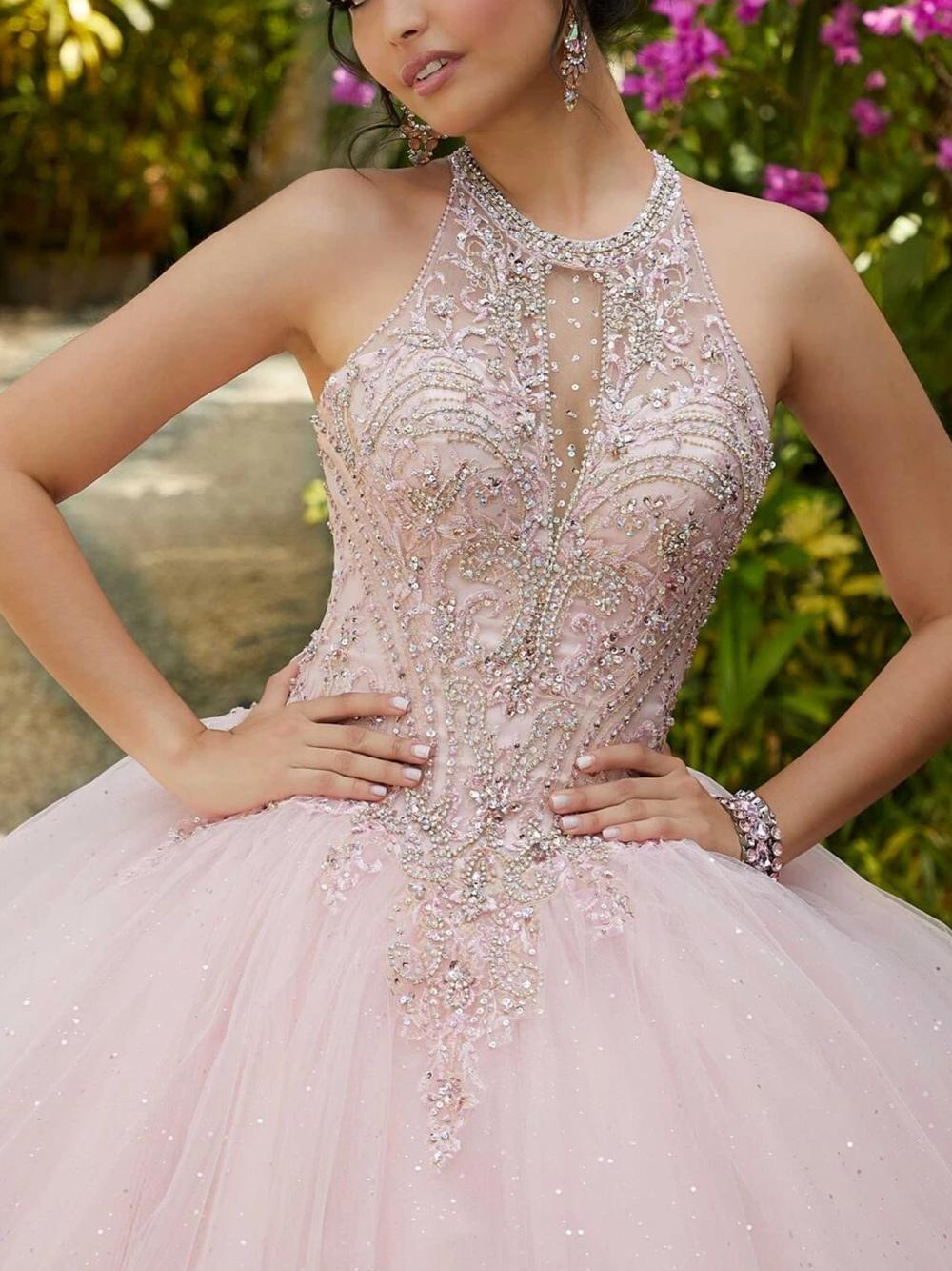 2022 Luxury Beaded Light Pink Quinceanera Dresses Sleeveless Tulle Long Sweet 16 Dress Ball Gown Halter Neck Lace-Up Girl Princess Brithday Party Prom