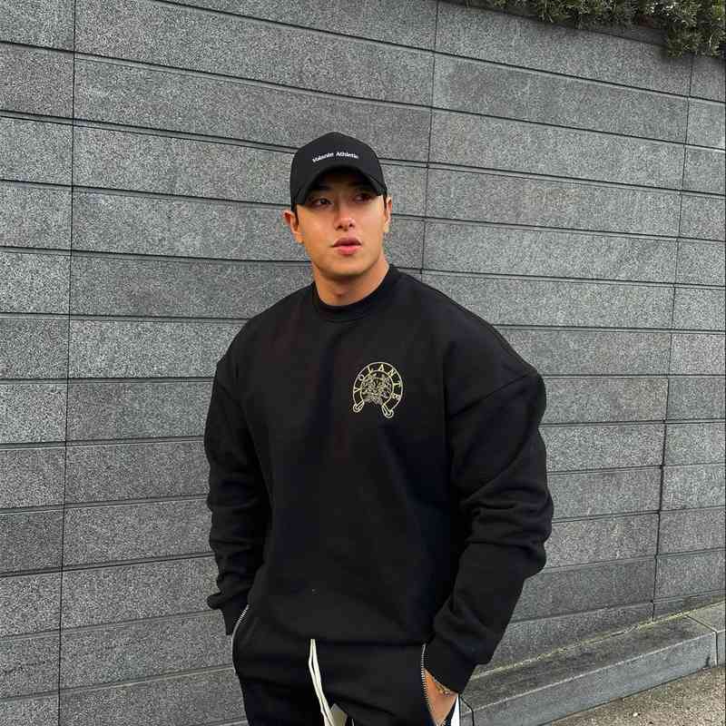 Men's fitness running training sweater autumn and winter fashion leisure loose hooded jacket men, Black
Men's fitness running training sweater autumn and winter fashion leisure loose hooded jacket men, Black
