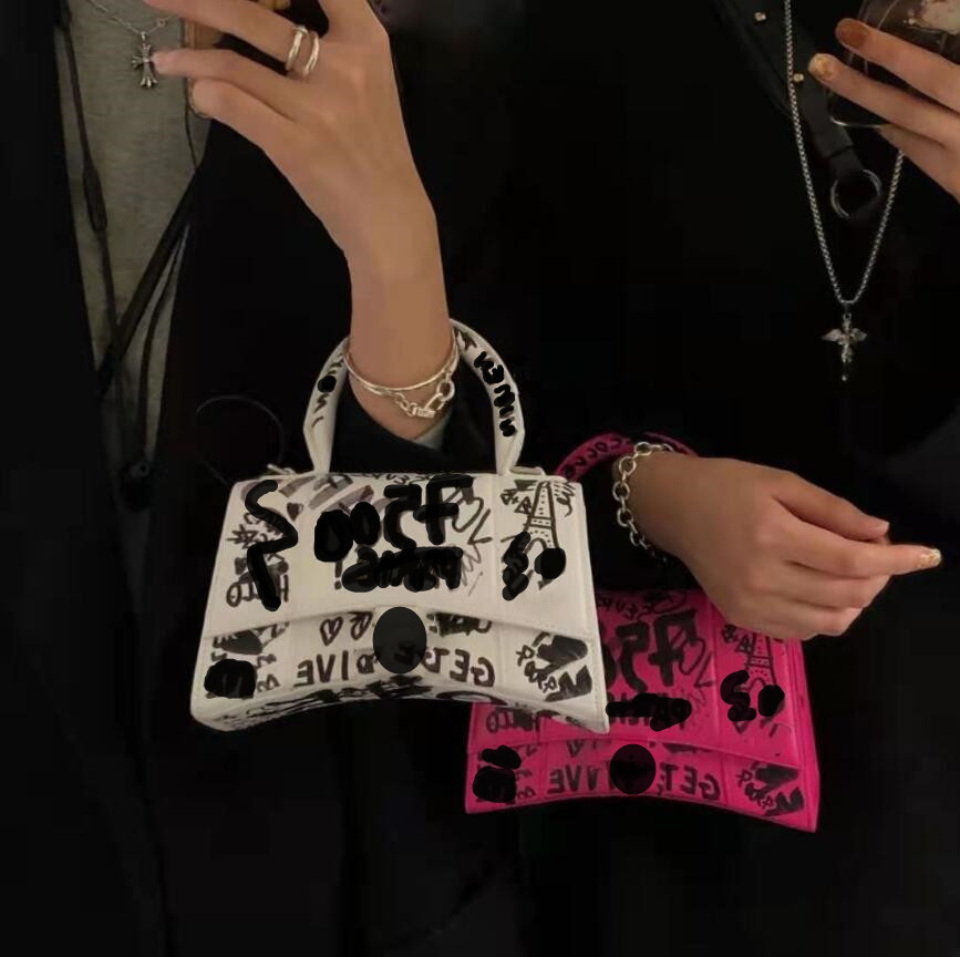 Luxurys Designer Handbags Graffiti 2021 Newest Bag Balencaiga Handbags Purses Full Range Wholesale Women Crossbody Bag Brand Bb xym XYM XYM
Luxurys Designer Handbags Graffiti 2021 Newest Bag Balencaiga Handbags Purses Full Range Wholesale Women Crossbody Bag Brand Bb xym XYM XYM