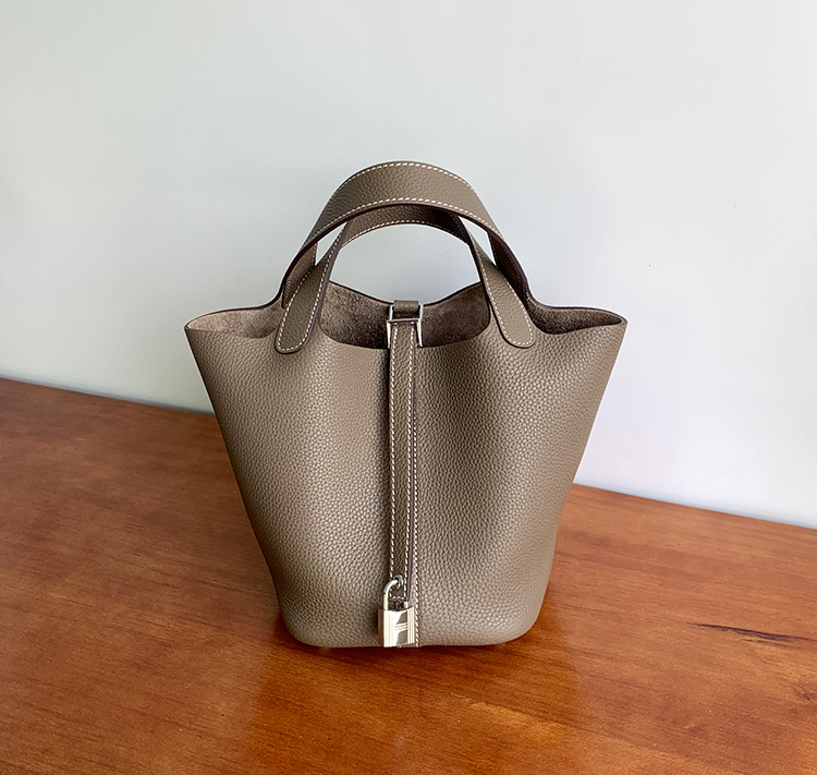 Litchi Pattern First Layer Cowhide 18cm Small Vegetable Basket Bag Leather Bucket Bag Togo Leather Portable Womens Bag
Litchi Pattern First Layer Cowhide 18cm Small Vegetable Basket Bag Leather Bucket Bag Togo Leather Portable Womens Bag