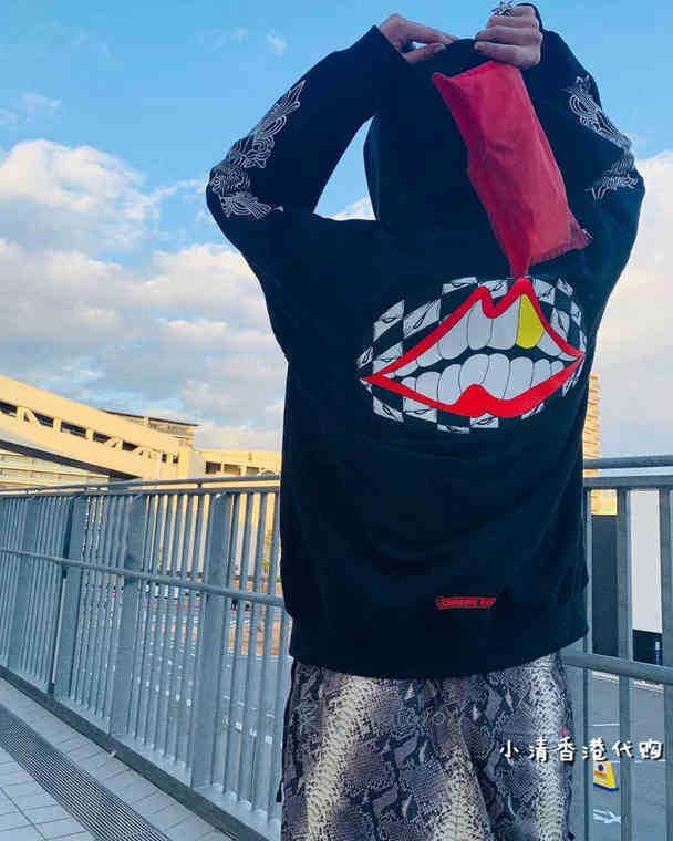 Kong Ch Croxin Sweater Hong 2121 Spring New Ch Limited Lip Mouth Graffiti Flower Arm Men's and Women's Coats, Black
Kong Ch Croxin Sweater Hong 2121 Spring New Ch Limited Lip Mouth Graffiti Flower Arm Men's and Women's Coats, Black