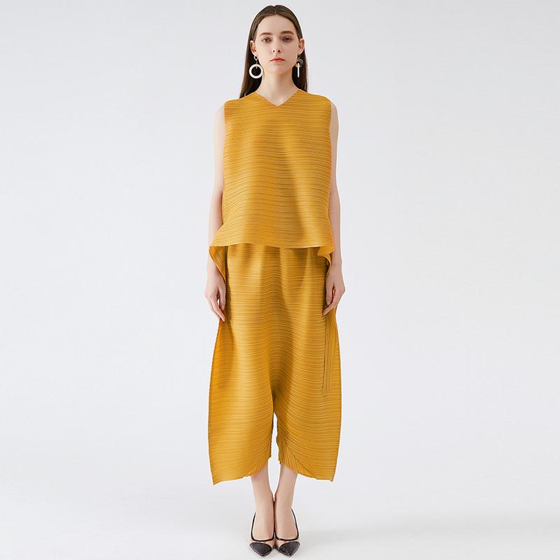 Women's Two Piece Pants Miyake Pleated 2021 Summer Original Design Pantsuit Women Loose Sashes Sleeveless T-shirt Blouse Wide-leg Harem, Black
Women's Two Piece Pants Miyake Pleated 2021 Summer Original Design Pantsuit Women Loose Sashes Sleeveless T-shirt Blouse Wide-leg Harem, Black