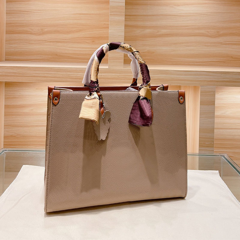 Luxurys Designers Bags Ladies Totes Leather high-grade relief embossed Fashion Shoulder Bag Large Capacity Shopping Handbag two kinds of pattern sizes 35 * 28cm, Do not choose this option
Luxurys Designers Bags Ladies Totes Leather high-grade relief embossed Fashion Shoulder Bag Large Capacity Shopping Handbag two kinds of pattern sizes 35 * 28cm, Do not choose this option