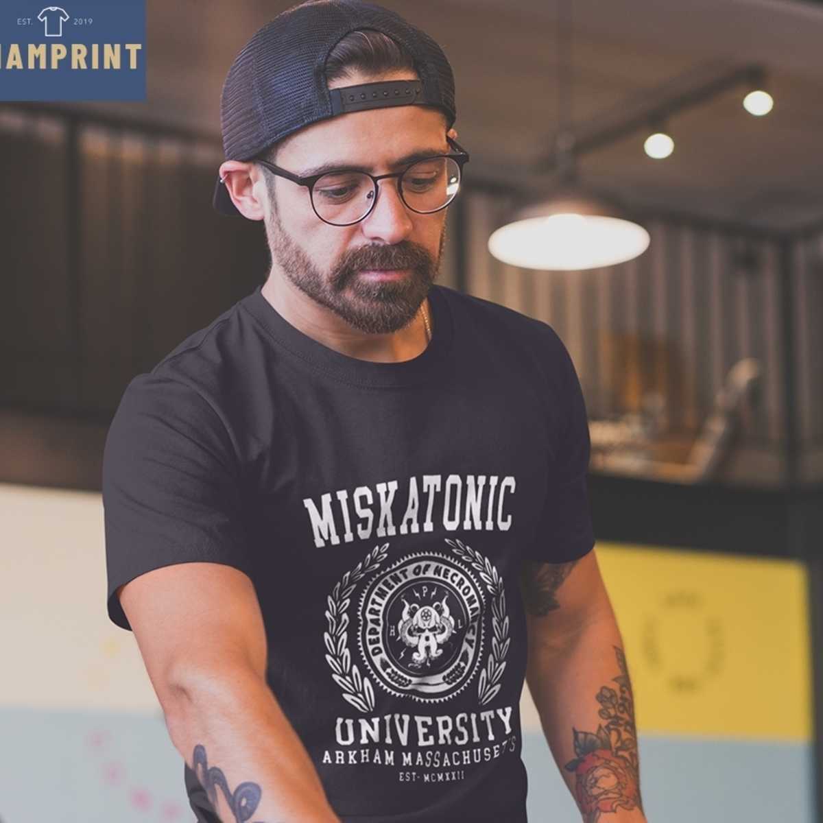 Cthulu And Lovecraft Miskatonic University Tee Shirt Men Call Of Cthulhu Necronomicon Funny Tees Crewneck Cotton Tops T 210629