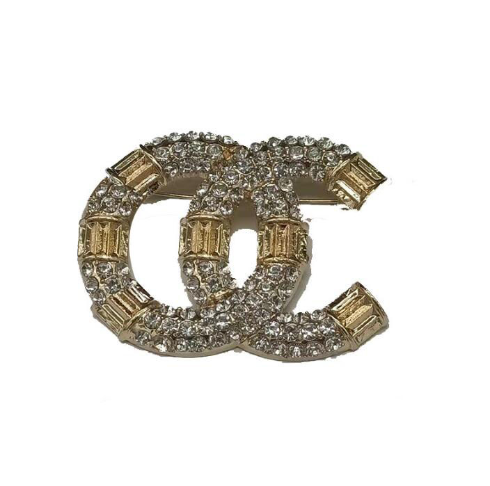 Brand Designer Double Letter Brooches High Quality Inlay Crystal Rhinestone Sweater Suit Collar Pin Fashion Mens Womens Golden Silver Brooche Jewelry Accessories
Brand Designer Double Letter Brooches High Quality Inlay Crystal Rhinestone Sweater Suit Collar Pin Fashion Mens Womens Golden Silver Brooche Jewelry Accessories