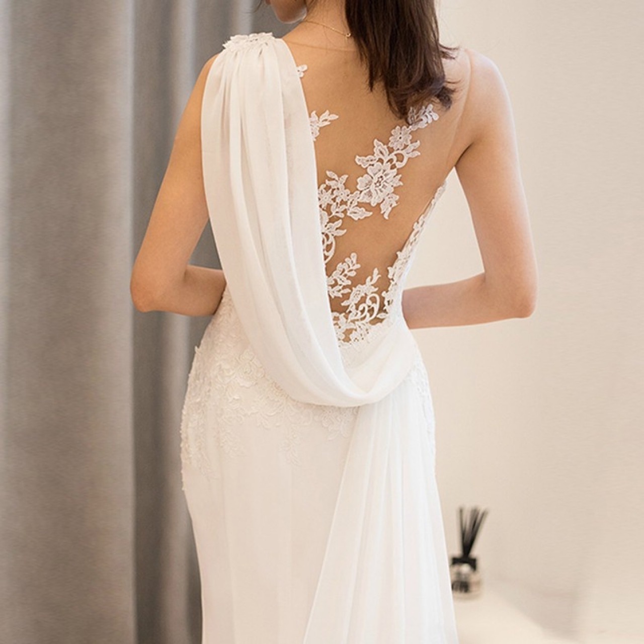 Elegant Wedding Dress With Square Appliqued Lace Sleeve-less Bridal Gown Custom Made Satin Robes De Mariée