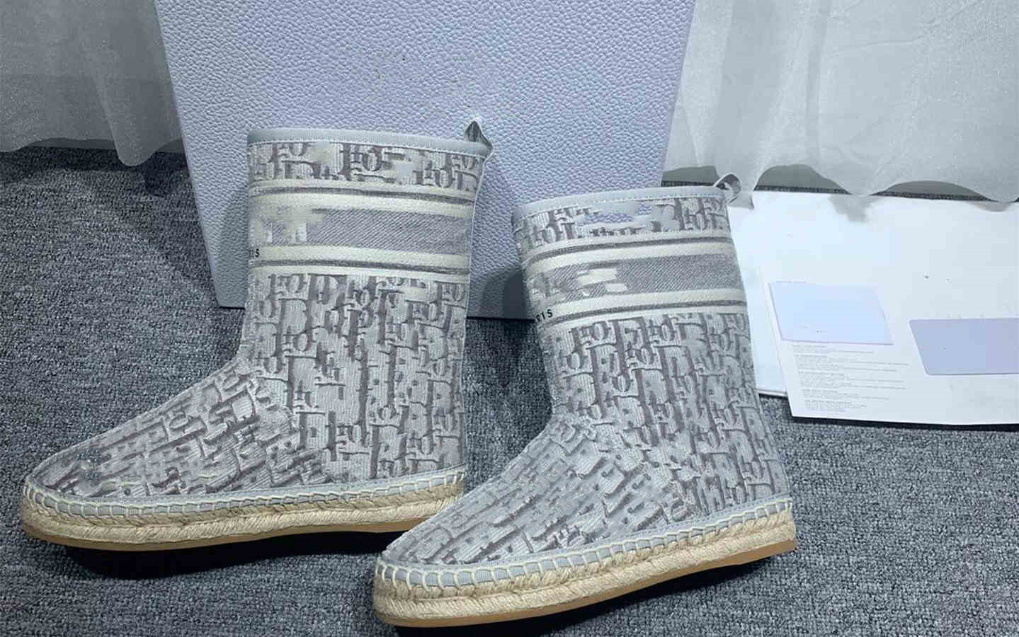 Letter embroidery short boots old flowers and straw woven hemp rope flat-bottomed sheepskin wool one thickened fisherman's snow booties, Black
Letter embroidery short boots old flowers and straw woven hemp rope flat-bottomed sheepskin wool one thickened fisherman's snow booties, Black