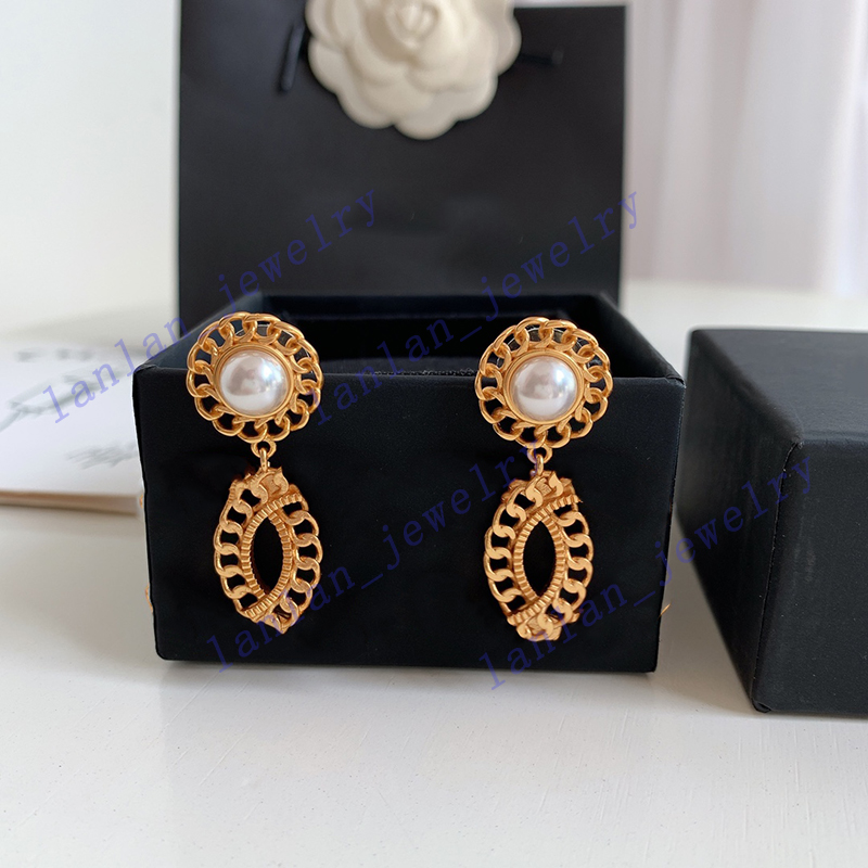 Artificial Pearl Stud Designer Earrings Classic Letter Logo Brass Material 925 Silver Needle With Box L0-C37, Golden;silver
Artificial Pearl Stud Designer Earrings Classic Letter Logo Brass Material 925 Silver Needle With Box L0-C37, Golden;silver