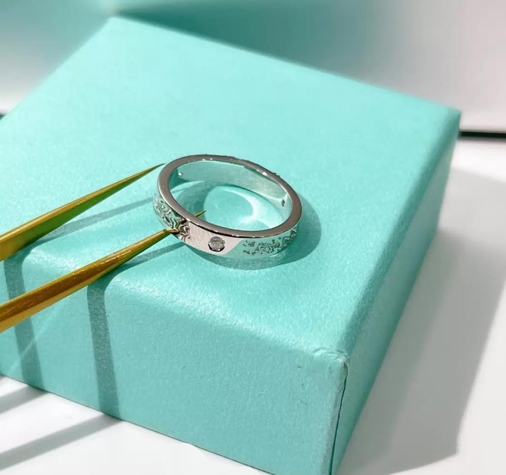 2022 luxurys fashion designers couple ring with clear lettering, fine workmanship, full personality, engagement jewelry box, gold and silver gifts is very good
2022 luxurys fashion designers couple ring with clear lettering, fine workmanship, full personality, engagement jewelry box, gold and silver gifts is very good
