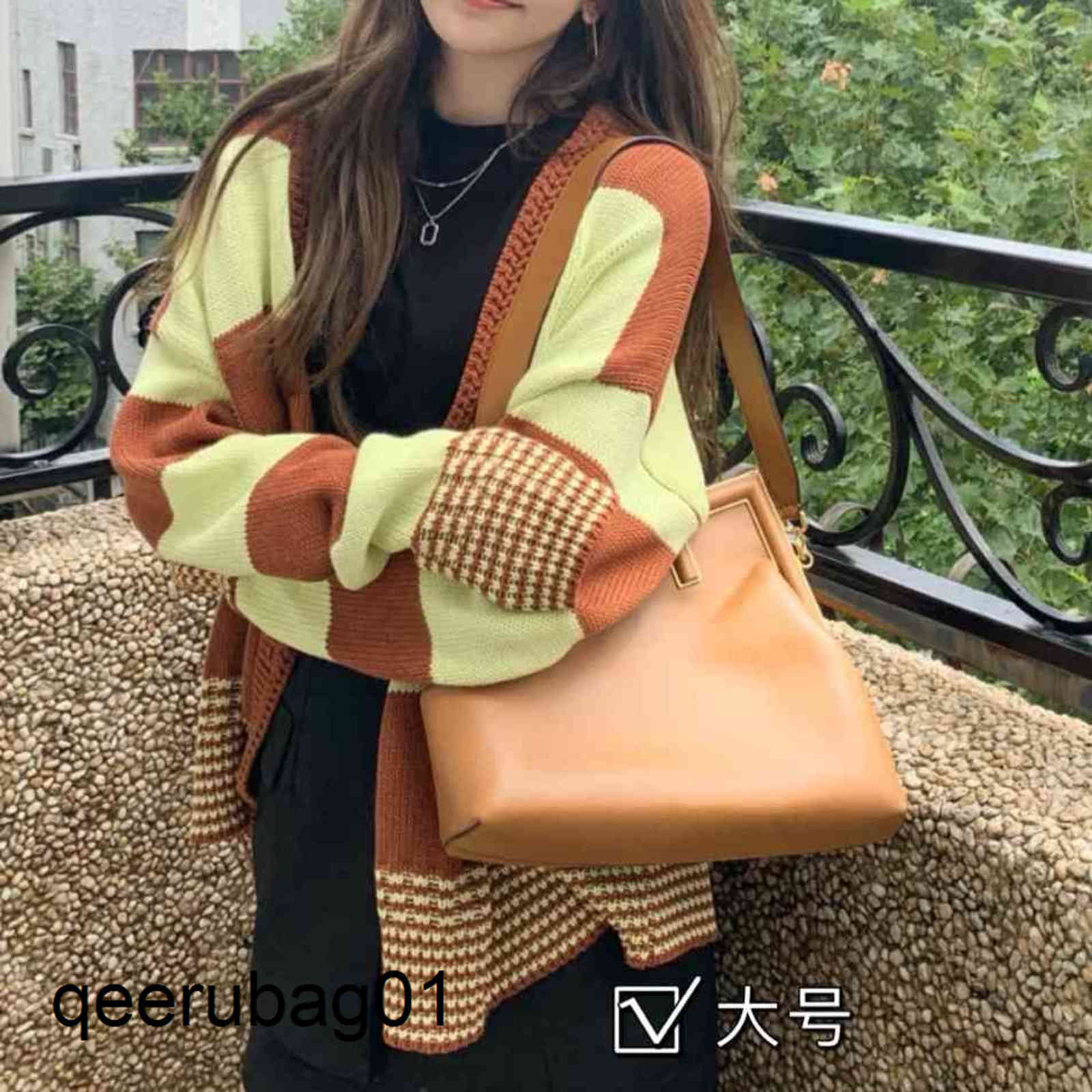 Luxurys Fend Series Designer 2021 First Handbags Metal Wrapped Women Dinner Handbag Single Shoulder Messenger Bag M4m1 3wxc AA9N
Luxurys Fend Series Designer 2021 First Handbags Metal Wrapped Women Dinner Handbag Single Shoulder Messenger Bag M4m1 3wxc AA9N