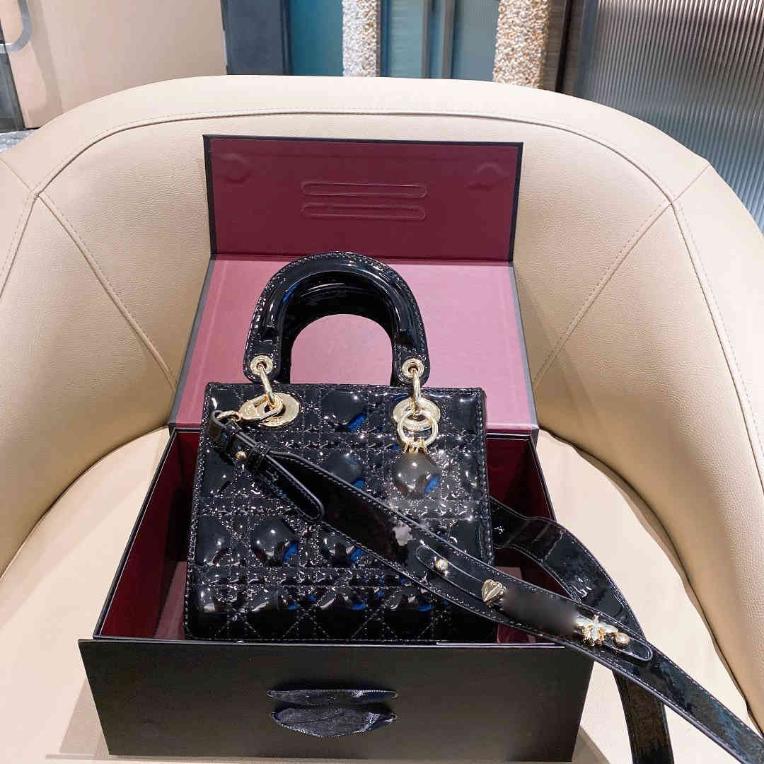 Lacquer Princess Bag Letter Pendant Hand Bag Dijiachangqing Princess Bag Can Be Slung on One Shoulder Women Luxurys Designer Handbag Zlh, Red
Lacquer Princess Bag Letter Pendant Hand Bag Dijiachangqing Princess Bag Can Be Slung on One Shoulder Women Luxurys Designer Handbag Zlh, Red