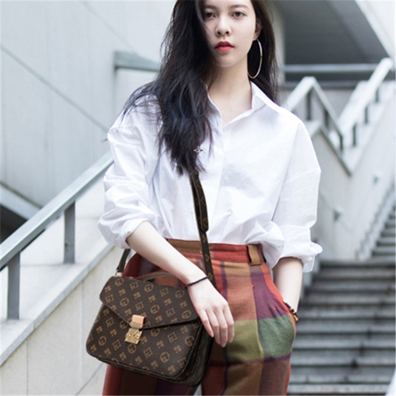 Classic Fashion Bags L retro messenger bag, shoulder diagonal, portable handbag, leather pair, new style Designer Bags, Single shot will not be shipped
Classic Fashion Bags L retro messenger bag, shoulder diagonal, portable handbag, leather pair, new style Designer Bags, Single shot will not be shipped