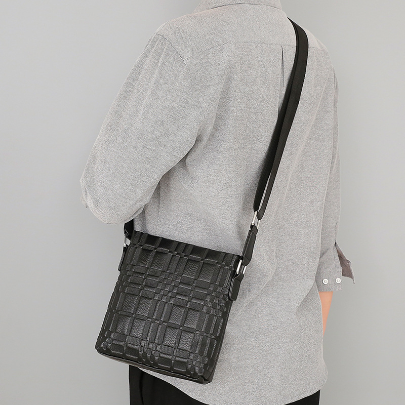 Wholesale factory men shoulder bag European and American popular crocodile backpack Joker vertical black leather business briefcase street trend plaid handbag, Black5-8481
Wholesale factory men shoulder bag European and American popular crocodile backpack Joker vertical black leather business briefcase street trend plaid handbag, Black5-8481