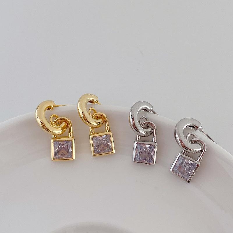Stud Lock Earring Women Natural Stone Earrings Ladies Fashion High Quality Simplicity Exquisite Korean Party Zinc Alloy Oorbellen, Golden;silver
Stud Lock Earring Women Natural Stone Earrings Ladies Fashion High Quality Simplicity Exquisite Korean Party Zinc Alloy Oorbellen, Golden;silver