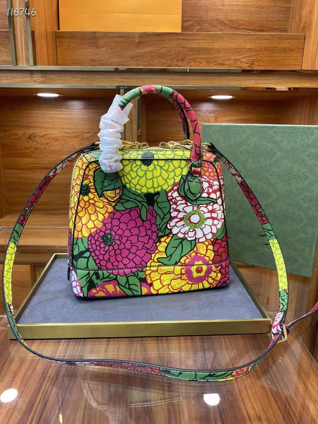 Women's Printed One Shoulder Messenger Bag designer design gift box packaging
Women's Printed One Shoulder Messenger Bag designer design gift box packaging