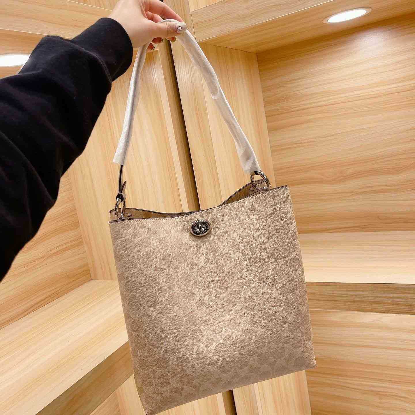 Women Luxurys Designers Bags 2021 Womens Handbags Purses Designer Crossbody Wallet Bag Louisbags_18 Fashionable Classic Messenger for U1BE
Women Luxurys Designers Bags 2021 Womens Handbags Purses Designer Crossbody Wallet Bag Louisbags_18 Fashionable Classic Messenger for U1BE