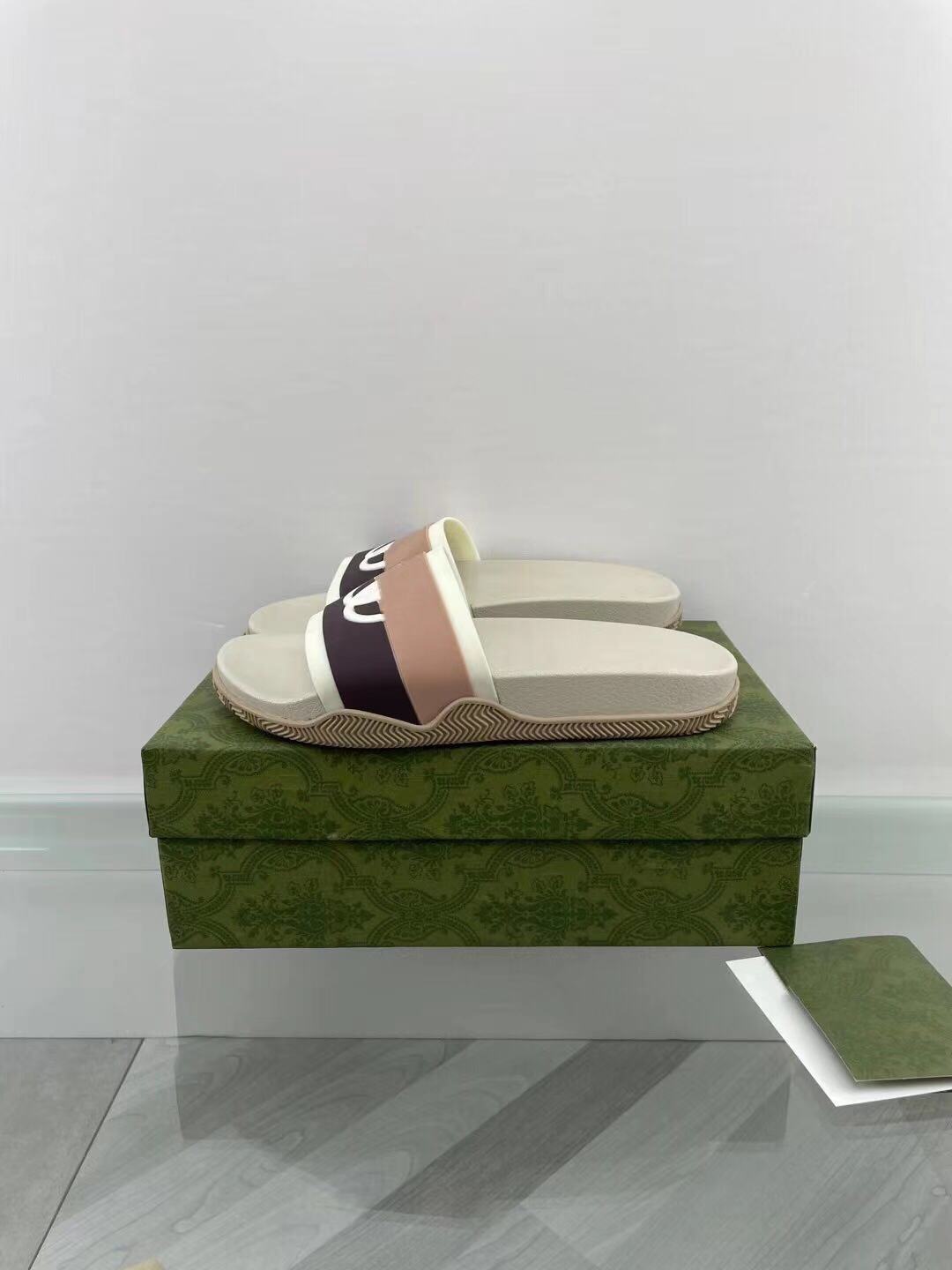 Male Female Rubber Slippers 655265 Women Men Red Green Striped Interlocking Double Letter Slides 3 Colors Easy To Wear Unisex Summer Fashion, Red/green/black
Male Female Rubber Slippers 655265 Women Men Red Green Striped Interlocking Double Letter Slides 3 Colors Easy To Wear Unisex Summer Fashion, Red/green/black
