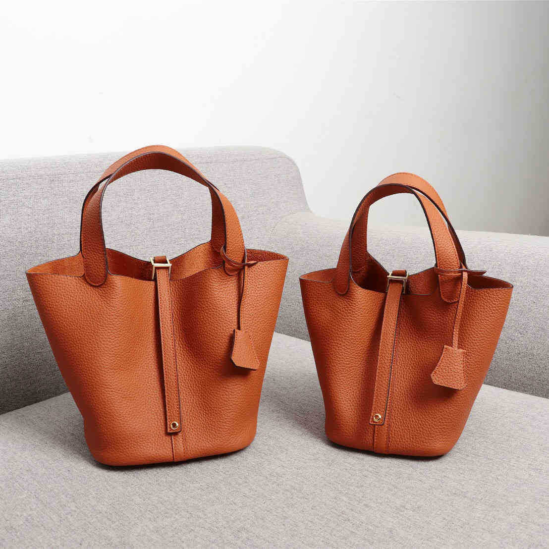 CLASSIC FLOWER 2021 H family star same basket bucket bag Korean fashion casual portable soft leather lady, Flax blue
CLASSIC FLOWER 2021 H family star same basket bucket bag Korean fashion casual portable soft leather lady, Flax blue