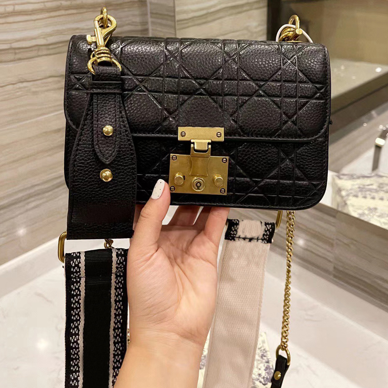 Fashion Shoulder Saddle Bag Chain Designer Brand High Quality Handbags Vintage Metallic Totes Purse Phone Bags Lady Cross body Classic style Hobo, No bags
Fashion Shoulder Saddle Bag Chain Designer Brand High Quality Handbags Vintage Metallic Totes Purse Phone Bags Lady Cross body Classic style Hobo, No bags