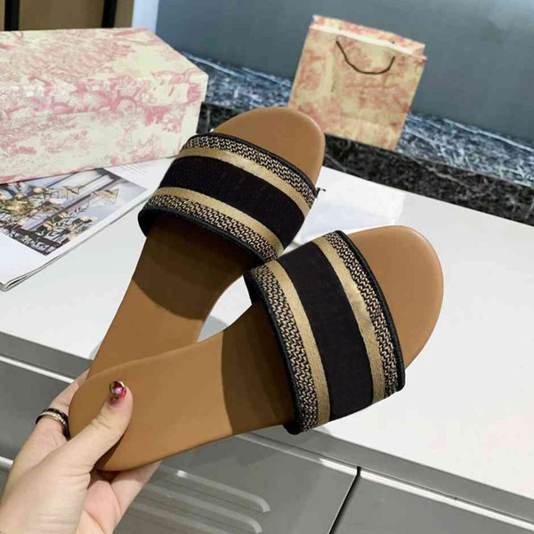 TOP quality Slippers Scuffs Summer Sandals Beach Ramour Fashion Embroidered Cotton Flat Flip Flops Leather Sole Silver Metallic Causal Shoes with original box, Color1
TOP quality Slippers Scuffs Summer Sandals Beach Ramour Fashion Embroidered Cotton Flat Flip Flops Leather Sole Silver Metallic Causal Shoes with original box, Color1